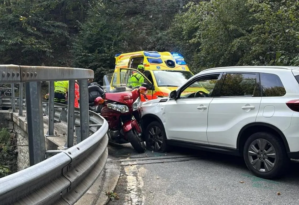 Scontro tra moto e auto: due feriti gravi, Statale 337 paralizzata al ...