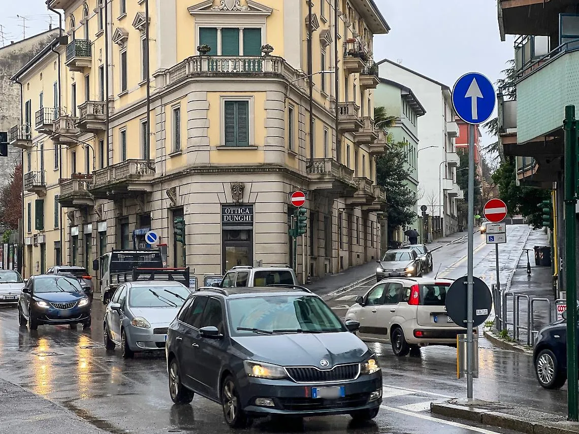 Varese, 18enne investita in via Magenta - Prealpina