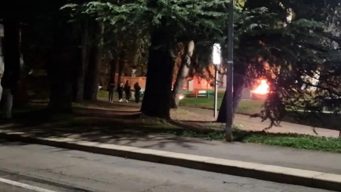 Notte di follia a Parabiago: ragazzi spaccano bottiglie e danno fuoco ...