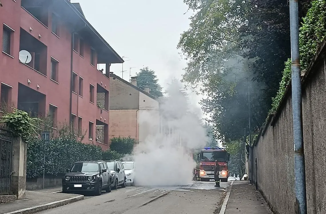 Auto in fiamme a Legnano: nube nera e traffico bloccato - Prealpina